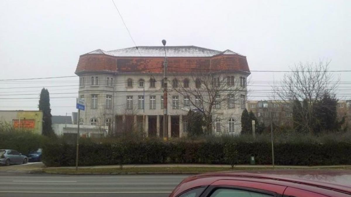 un palat al romilor din timisoara este scos la vanzare pretul este fabulos