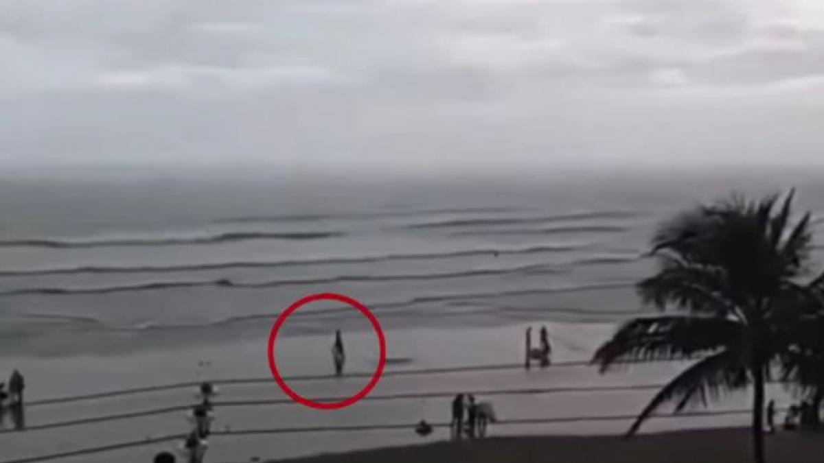 se plimba pe plaja cand a cazut secerata la pamant imaginile terifiante care au facut inconjurul