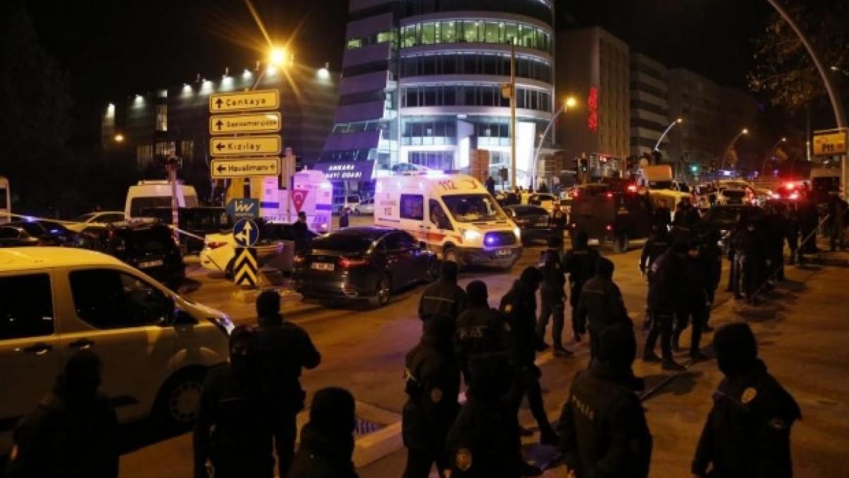 turcia pe un butoi cu pulbere impuscaturi intr un restaurant din istanbul