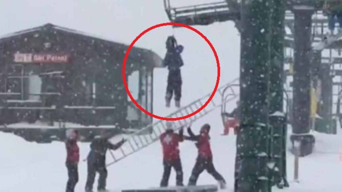 a alunecat din telescaun si a ramas atarnat in aer