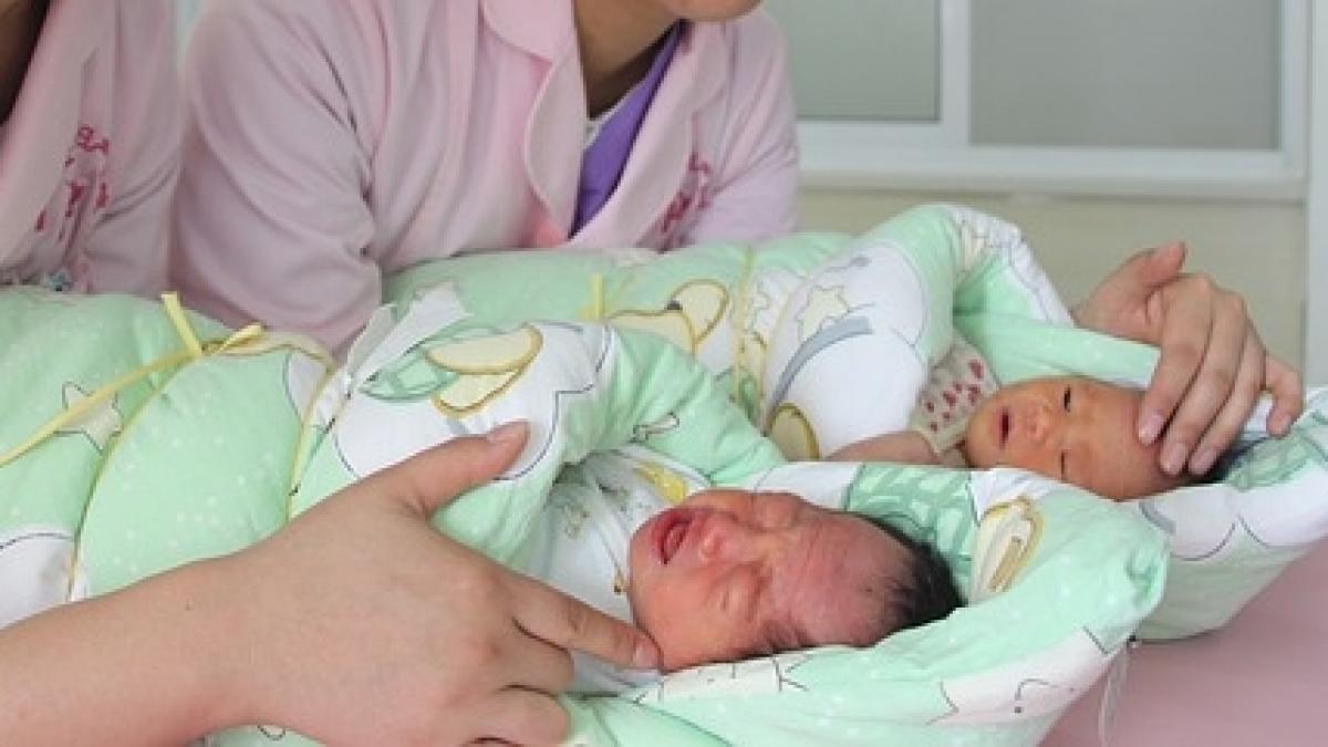 gemeni nascuti in ani diferiti