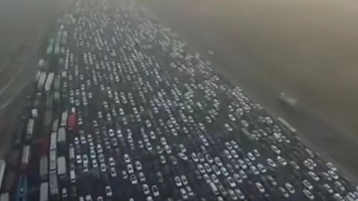 mii de masini blocate in trafic pe o autostrada din nord estul chinei