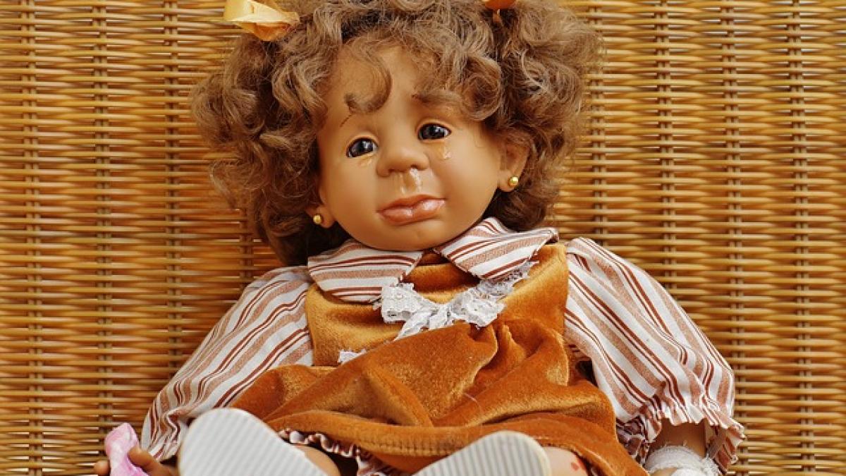 o copila din botosani a devenit mama la 13 ani acum isi creste bebelusul intr un grajd