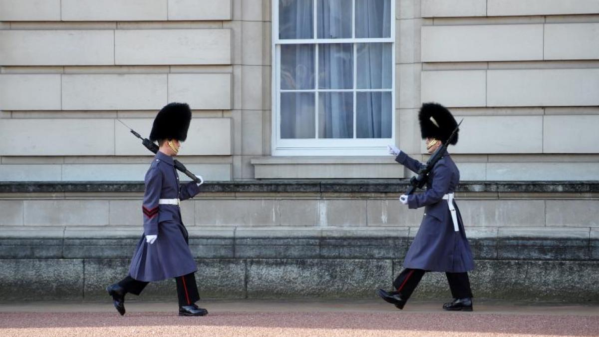 ritualul de schimbare a garzii la palatul buckingham isi va modifica programul