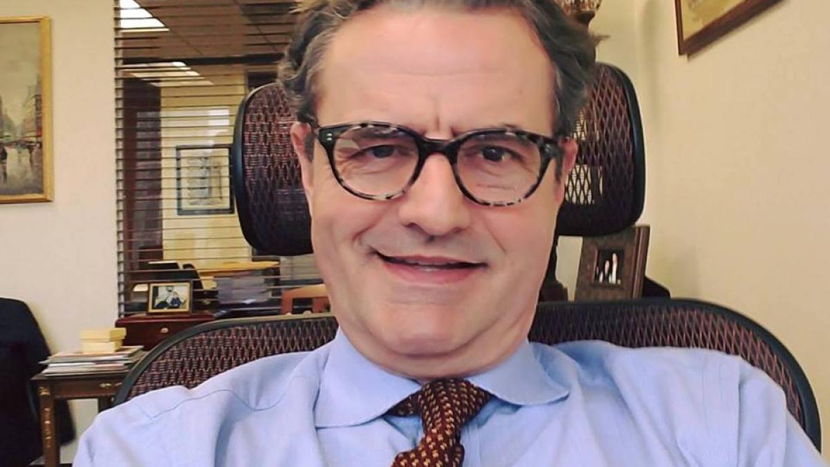 sinteza zilei romanul apropiat de donald trump