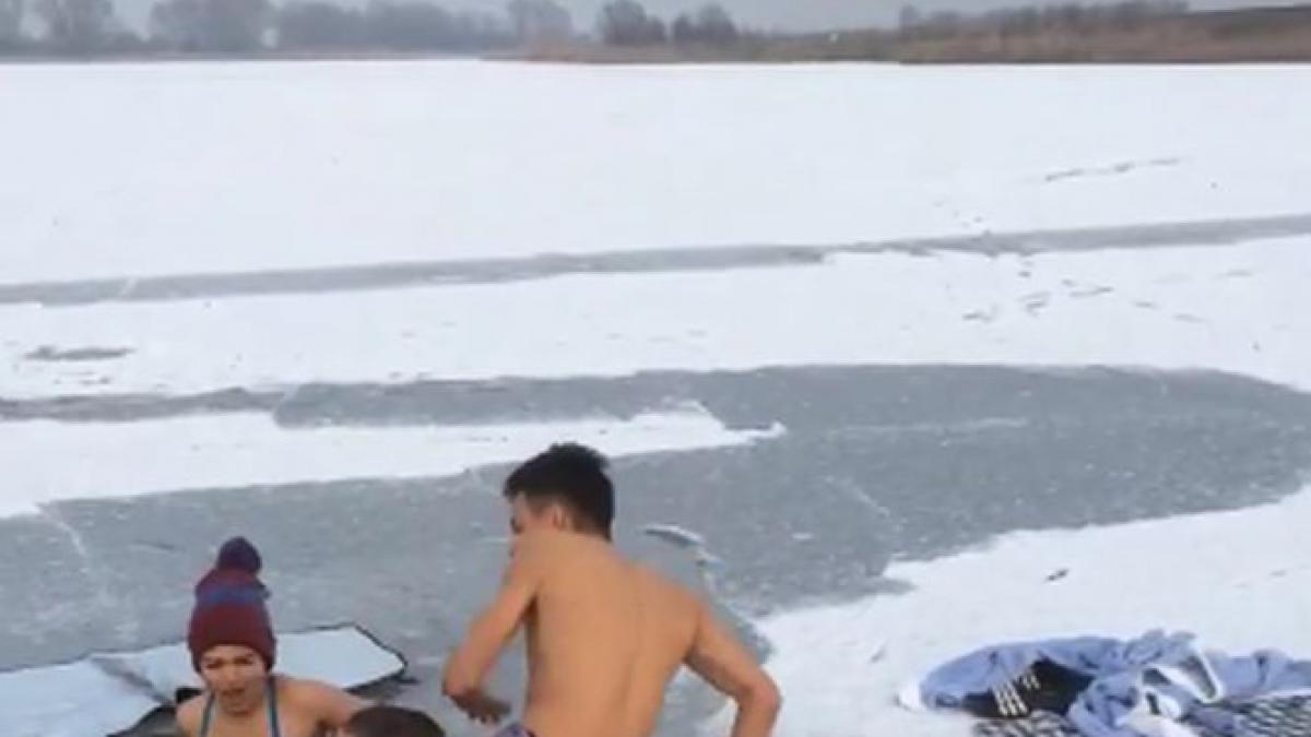 trei tineri din timisoara dornici de aventura si au inceput anul cu o baie la copca