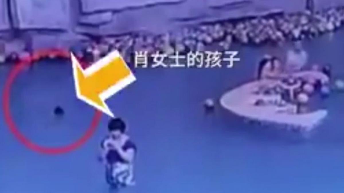 un baietel se ineaca la cinci pasi de mama lui intr o piscina e incredibil ce facea femeia in tot