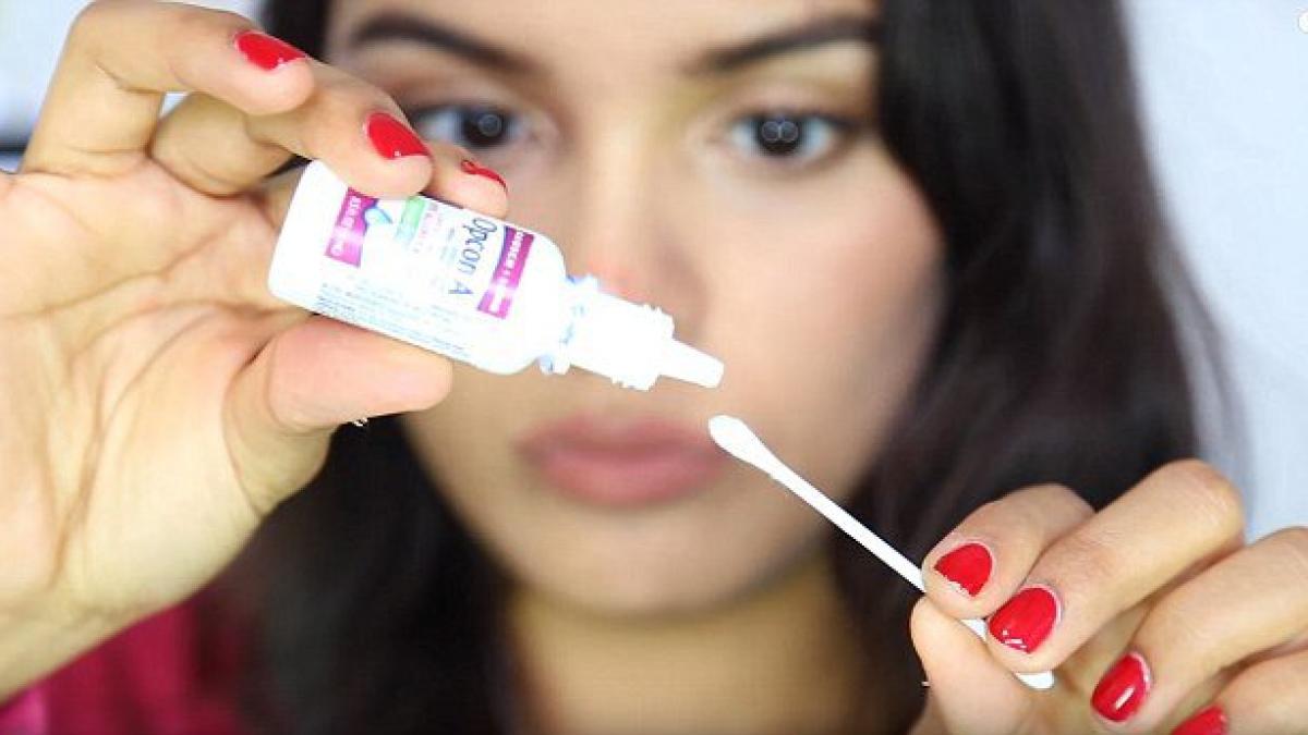 a pus picaturi de ochi pe vata si apoi le a aplicat pe piele motivul te va surprinde