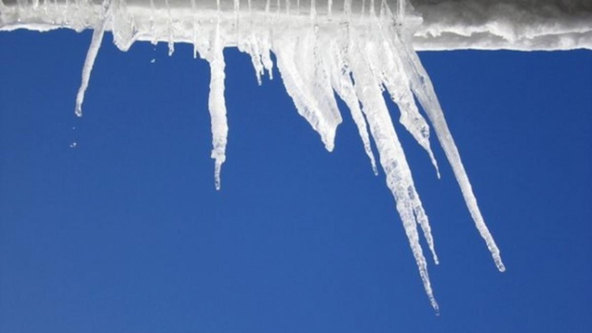 amenzi drastice pentru cei care nu indeparteaza zapada si gheata de pe trotuare acoperis dar si din