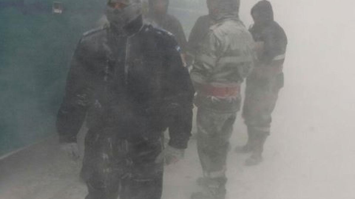 autocare cu zeci de pasageri la bord blocate in nameti jandarmii au intervenit in forta pentru