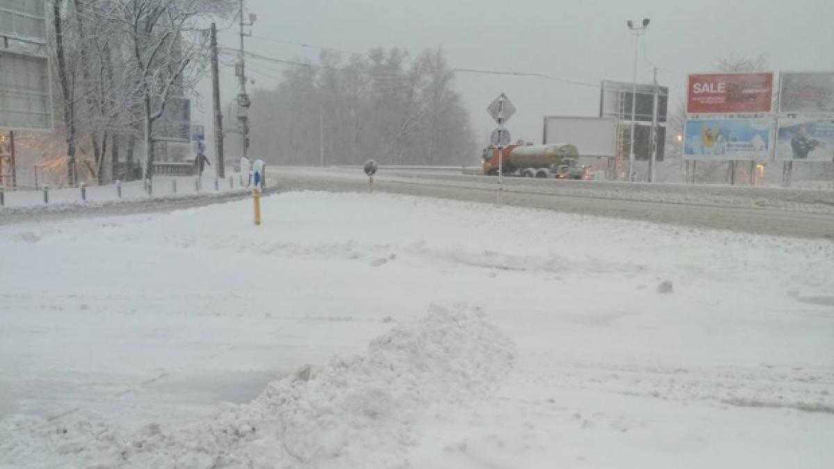haos pe autostrada a2 zeci de masini intre care si un microbuz cu noua persoane au ramas blocate