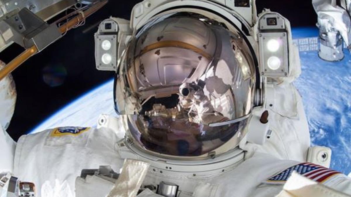 iesire in spatiu a doi astronauti americani de pe iss pentru lucrari de modernizare a sistemului