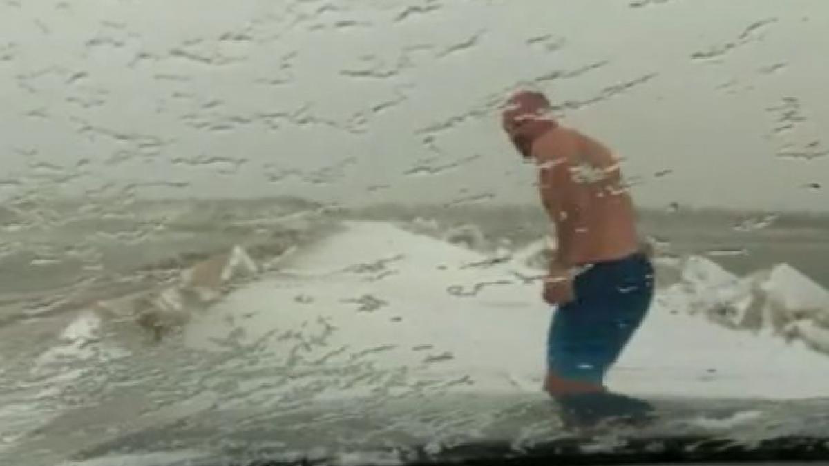 un constantean a facut baie in mare la mamaia pe cod rosu de viscol video ireal