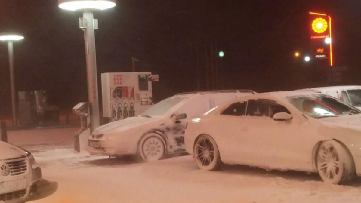 zeci de oameni sunt blocati in benzinarii pe autostrada a2 primele imagini