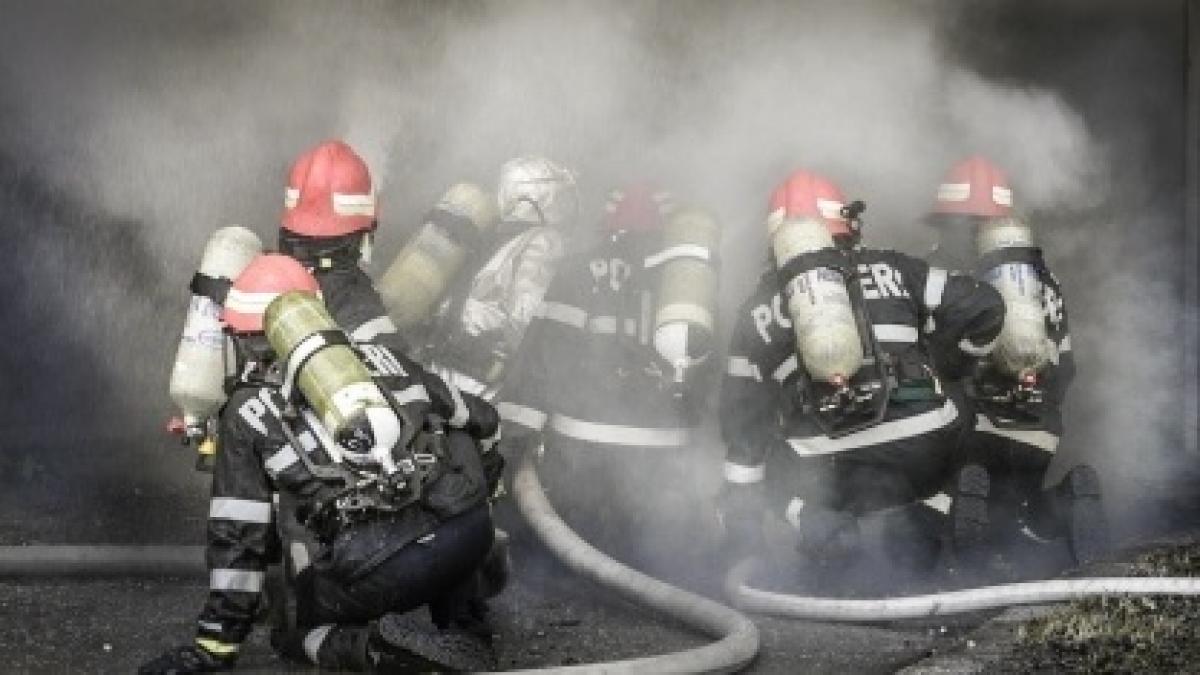 alerta de incendiu in piata romana din capitala o ghena de gunoi a luat foc la subsolul unui bloc