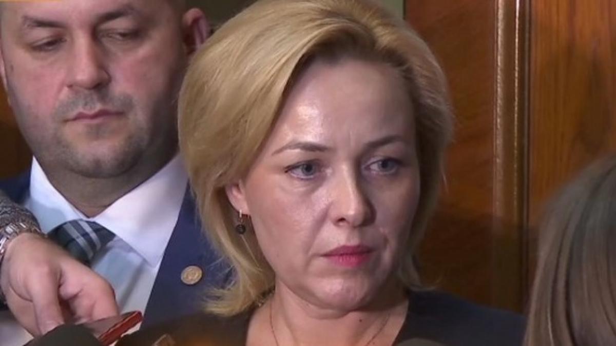 premierul sorin grindeanu doamna ministru carmen dan a dormit aproape in fiecare noapte in minister