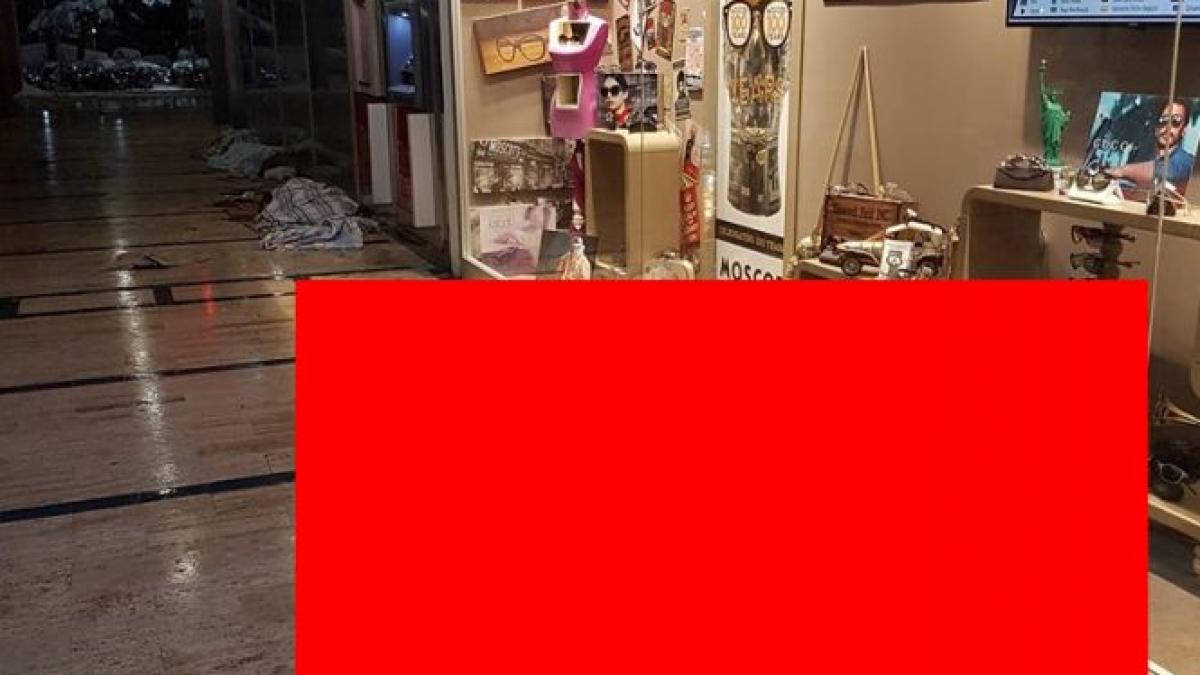 imagini impresionante in fata unui mall oamenii au scos telefoanele sa faca poze foto