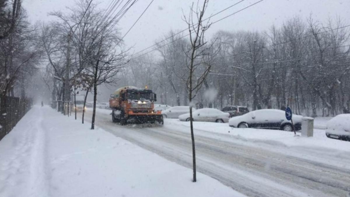 jandarmii si detinutii vor contribui la deszapezirea trotuarelor in capitala