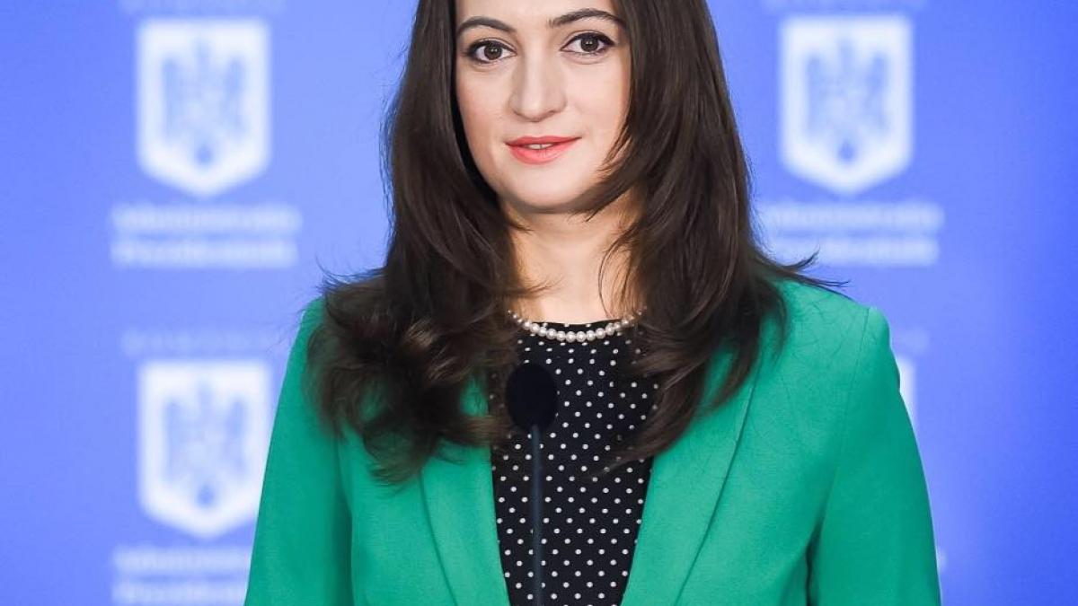 jurnalist atac dur la purtatoarea de cuvant a lui klaus iohannis e analfabeta si obraznica trebuie