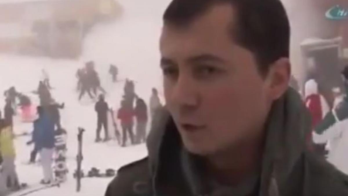 o avalansa a fost filmata in timpul unui interviu cum a reactionat un manager de hotel cand a vazut