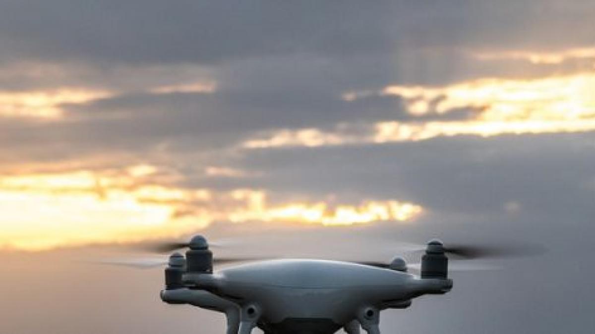 pentagonul a testat cu succes un roi de peste 100 de drone