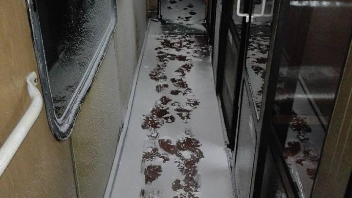 un clujean pe facebook parca suntem in epoca de piatra circulam cu zapada in tren