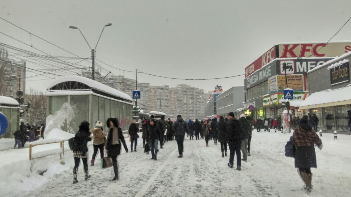circulatia tramvaiului 41 complet blocata toti calatorii au iesit pe sosele