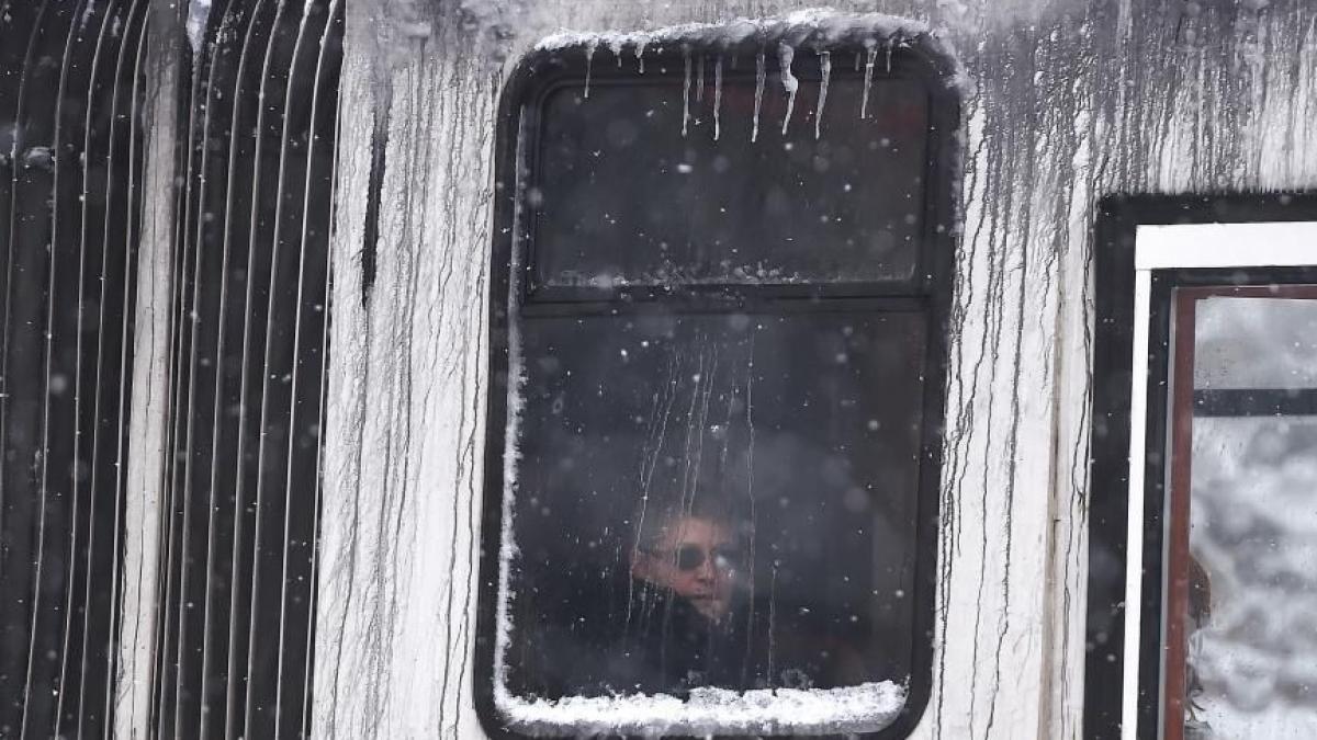 orasul din romania in care calatorii se invelesc cu paturi in tramvai