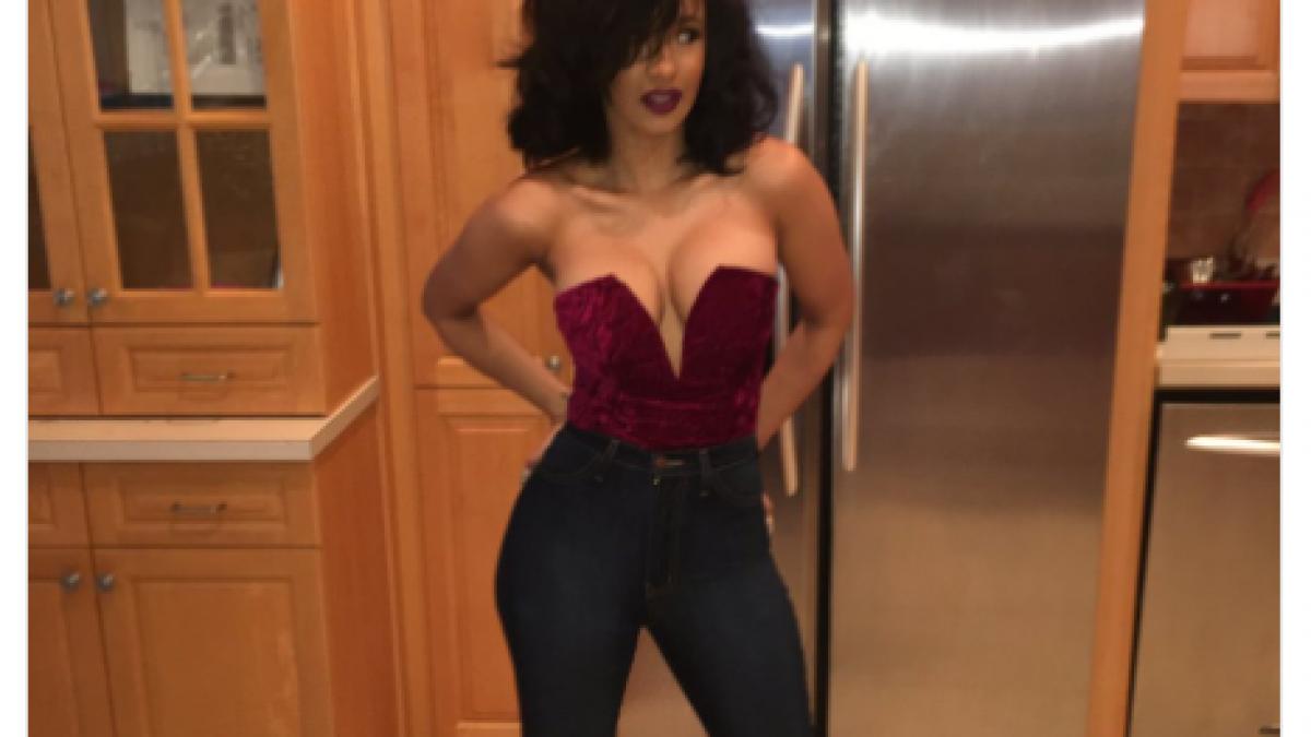 a urcat poza asta online si a intrebat pe toata lumea cum i se pare outfitul ales detaliul inedit a