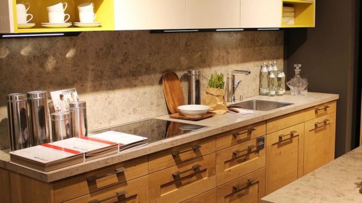 s a dus in bucatarie si i a stat inima in loc a inceput sa auda sunete ciudate in peretii camerei