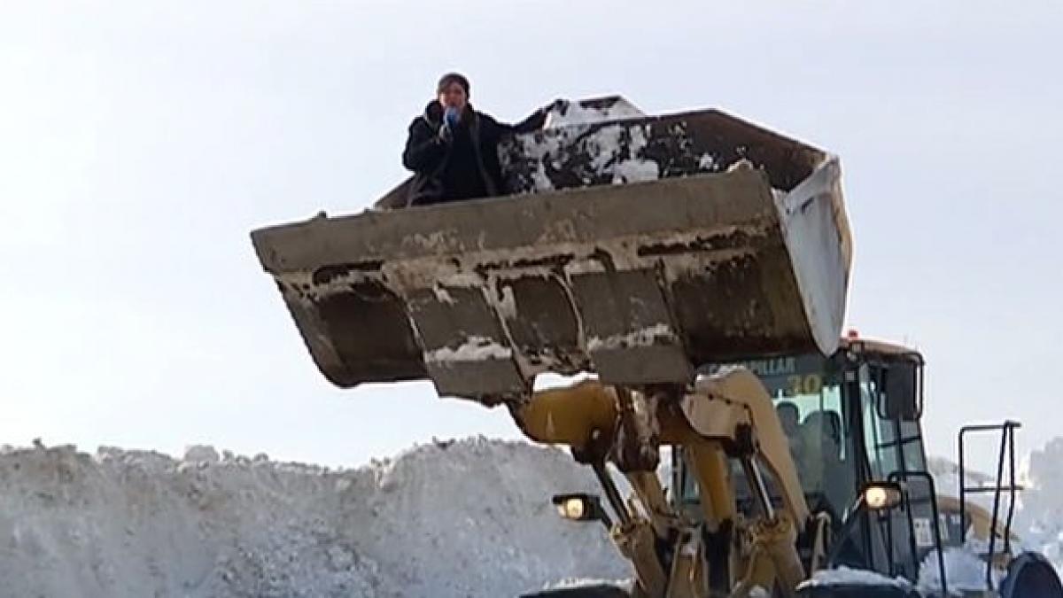 Moment inedit la Antena 3. Mirela Voicu s-a urcat într-un buldo-excavator, printre munții de zăpadă