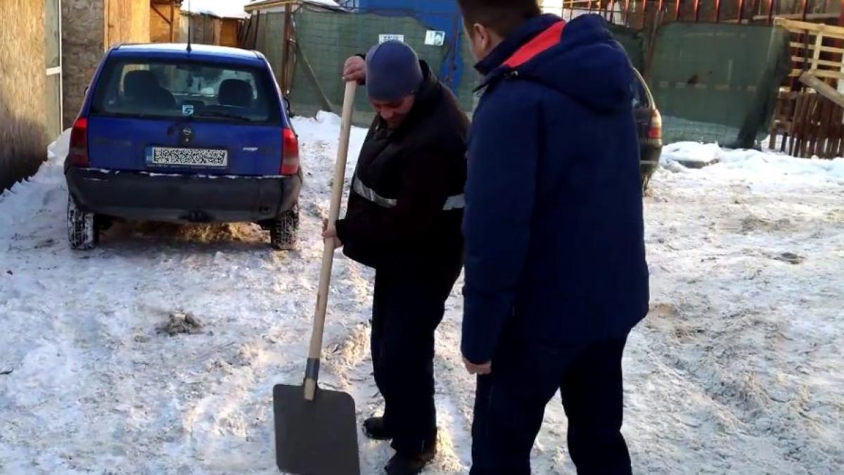 un consilier din neamt a impartit lopeti cersetorilor din oras ce s a intamplat dupa cateva ore de
