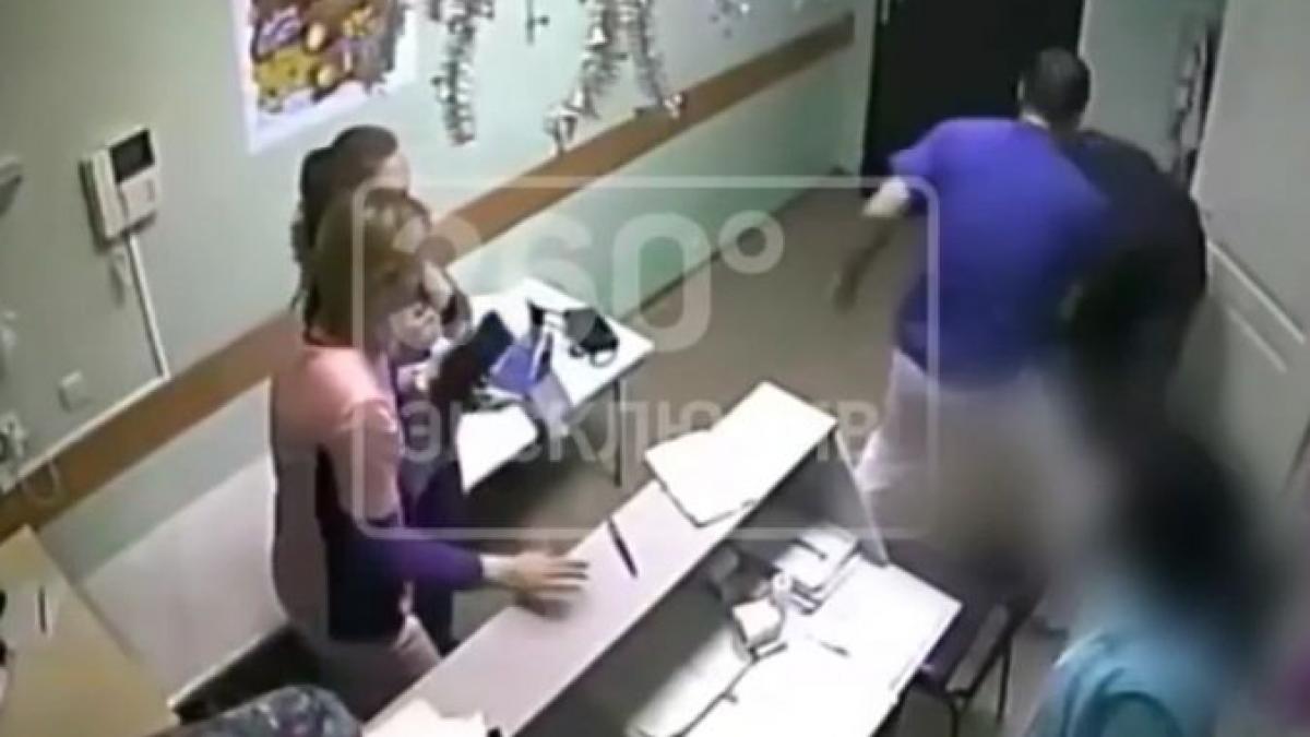 un medic si a iesit din minti cand a aflat ca un pacient a atins o pe una dintre asistentele sale