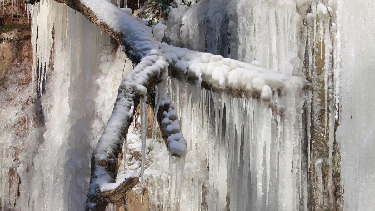 descoperire macabra in zona canionului 7 scari din brasov a fost gasit ingropat in zapada