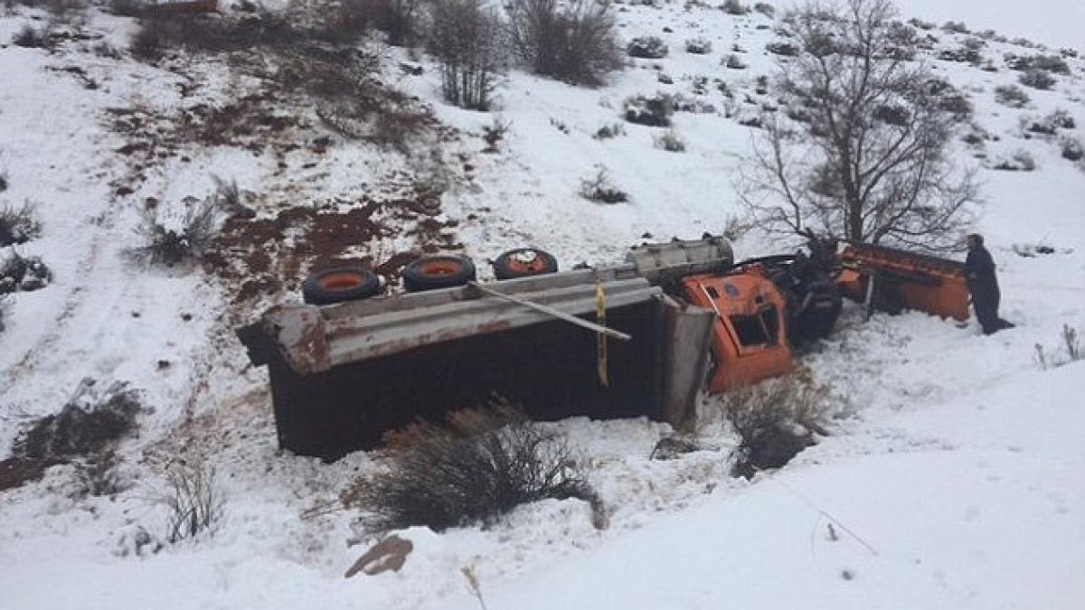 imagini de cosmar momentul in care un plug pentru deszapezire cade intr o prapastie ce s a