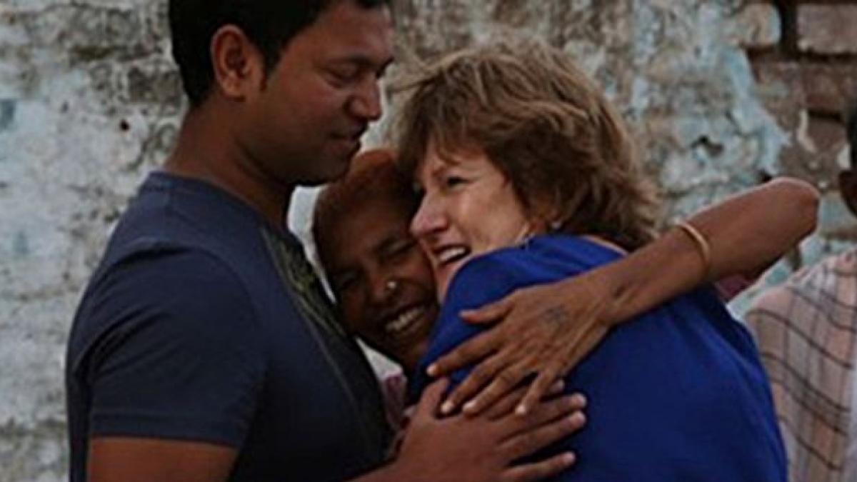 si a gasit mama dupa 25 de ani de despartire dupa ce i a recunoscut casa pe google earth povestea