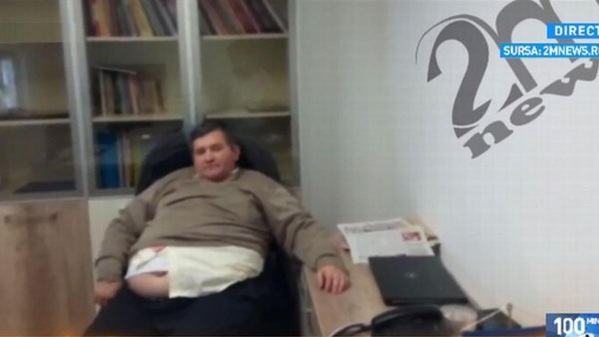 directorul unei institutii publice filmat baut chiar in biroul sau video