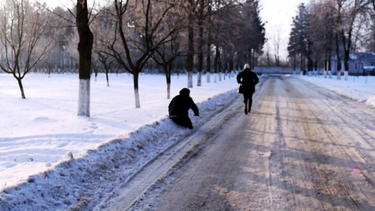o femeie a fost atacata cu un spray lacrimogen ca sa i se fure geanta cine a oprit o pe hoata in