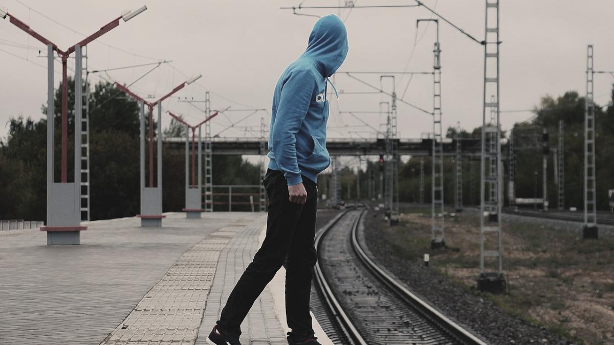 S-a aruncat în fața unui tren, pentru a se sinucide. Ce s-a întâmplat după ce s-a oprit locomotiva e ireal -VIDEO