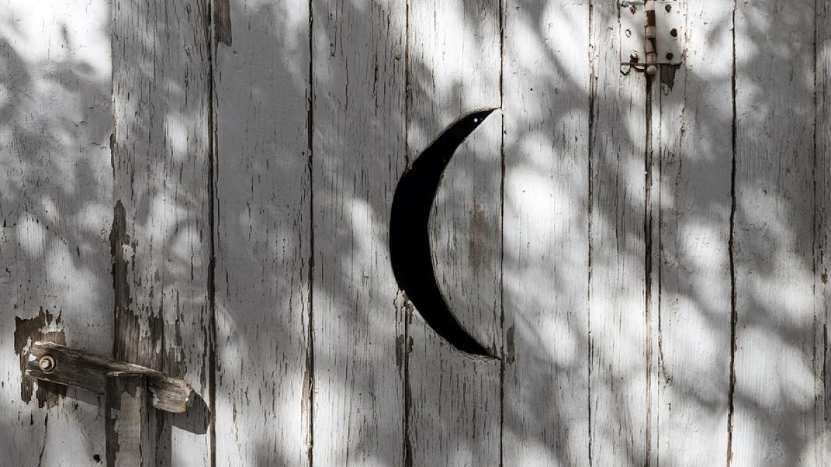 toaleta peste drum de scoala care a costat o avere elevii trec strada de 12 ani ca sa ajunga la wc