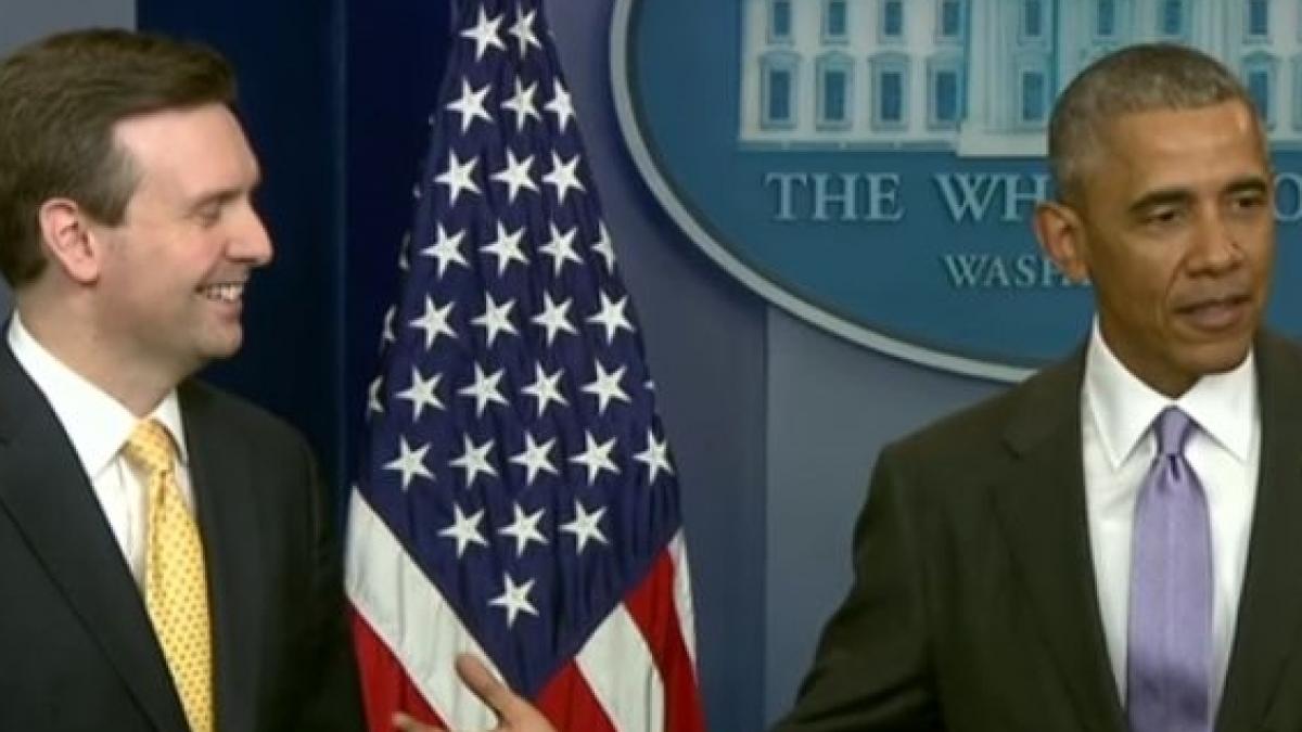 barack obama i a facut o surpriza purtatorului sau de cuvant venind la ultima conferinta de presa