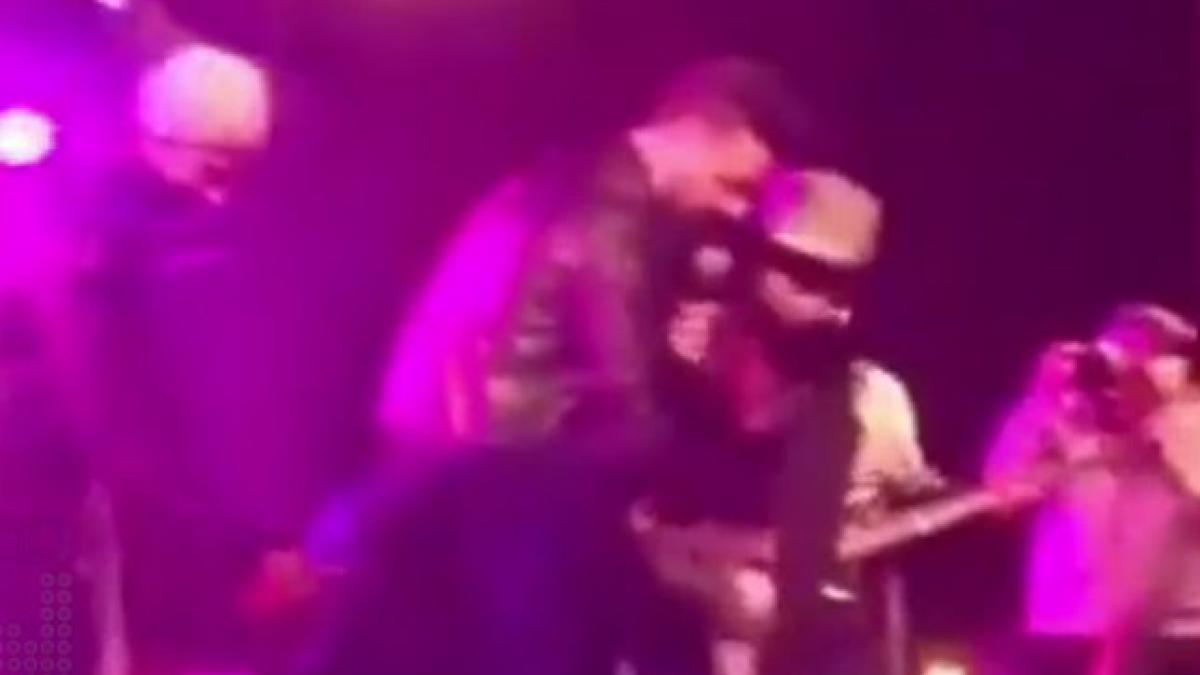 a oprit concertul si a chemat pe scena o tanara care era pipaita de mai multi barbati ce le a spus