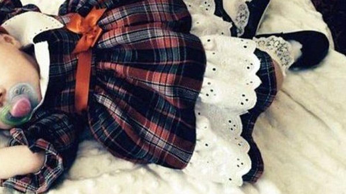 au intrat in casa si au gasit pe canapea o fetita moarta imbracata ca o papusa de portelan motivul