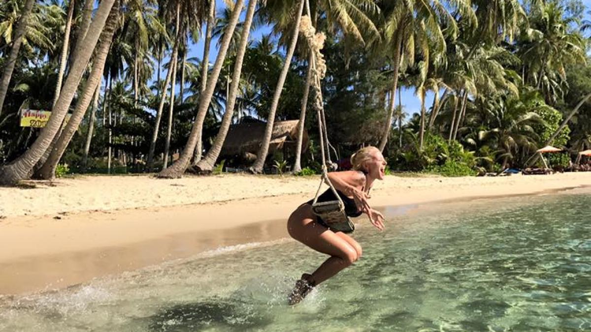 delia arata perfect artista s a pozat asa in vacanta toti fanii au ramas cu gura cascata sexy ca