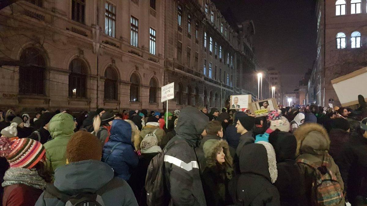 proteste impotriva legii gratierii se cere demisia ministrului justitiei