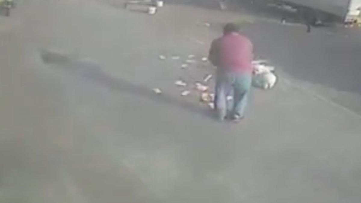 a iesit cu banii in mana din banca dar vantul i a suflat pe toti ce a urmat