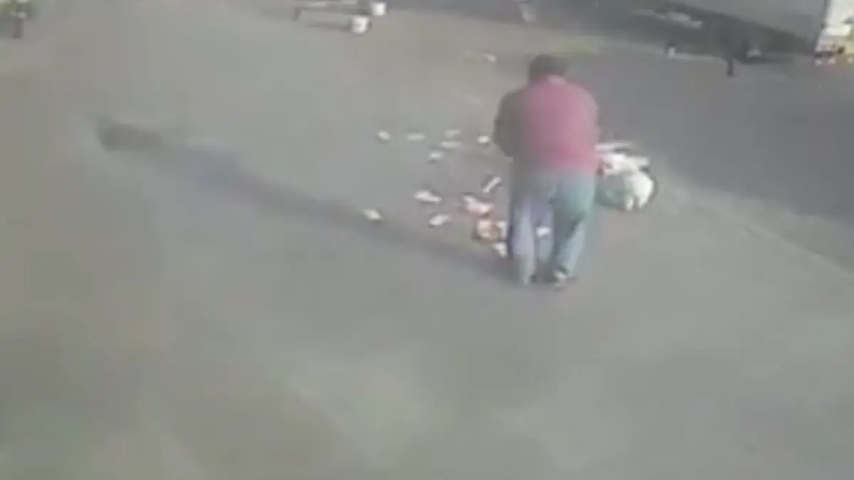 a iesit cu banii in mana din banca dar vantul i a suflat pe toti ce a urmat