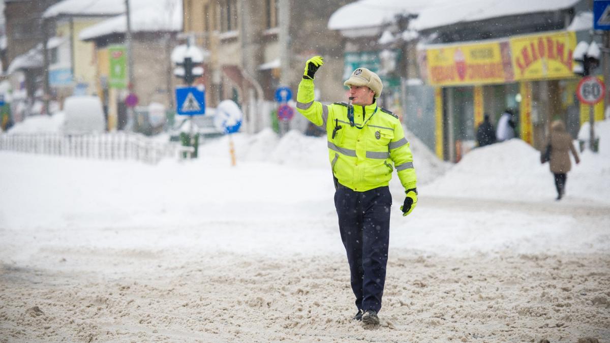 zeci de persoane evacuate dintr un supermarket din pitesti dupa ce a fost semnalat un pericol de