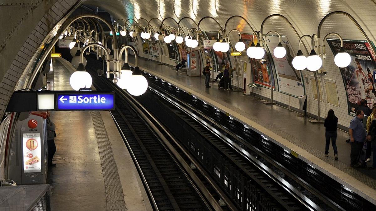 panica la metroul din paris un barbat inarmat cu un cutit a atacat mai multi pasageri
