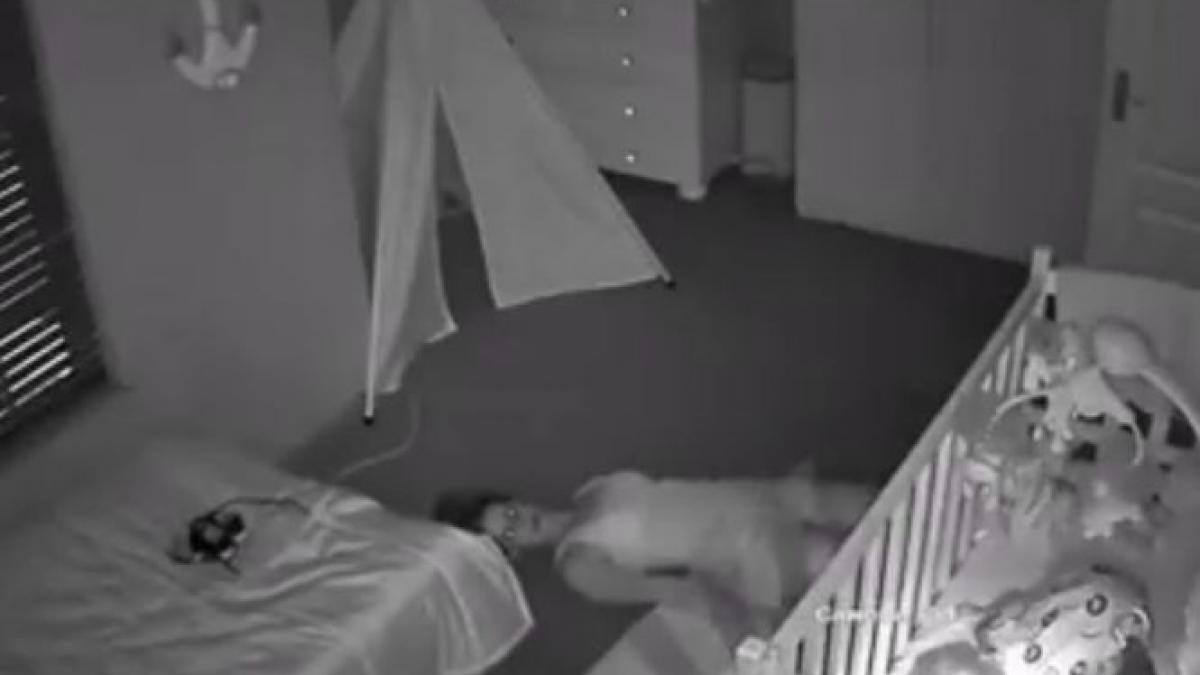 si a dus bebelusul la culcare apoi s a intins pe jos langa patut imaginile bizare surprinse de